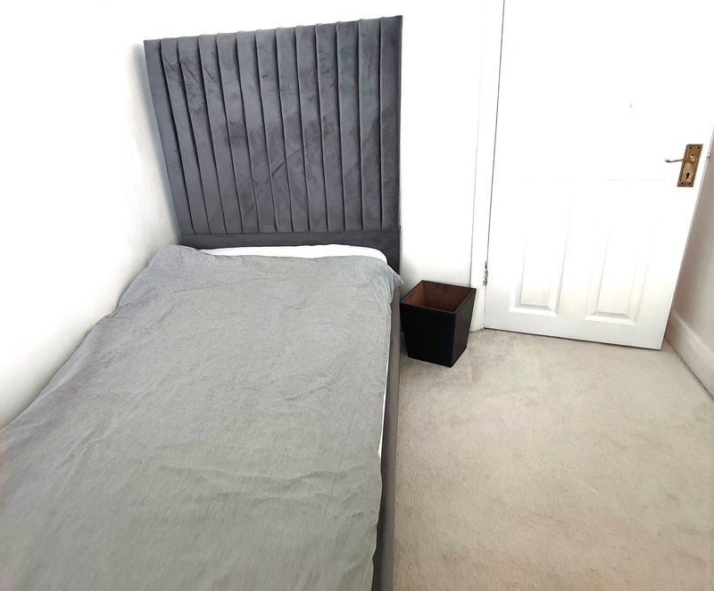 Room Rowan Crescent in Greater London