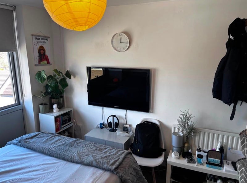 Room West Green Road in Greater London