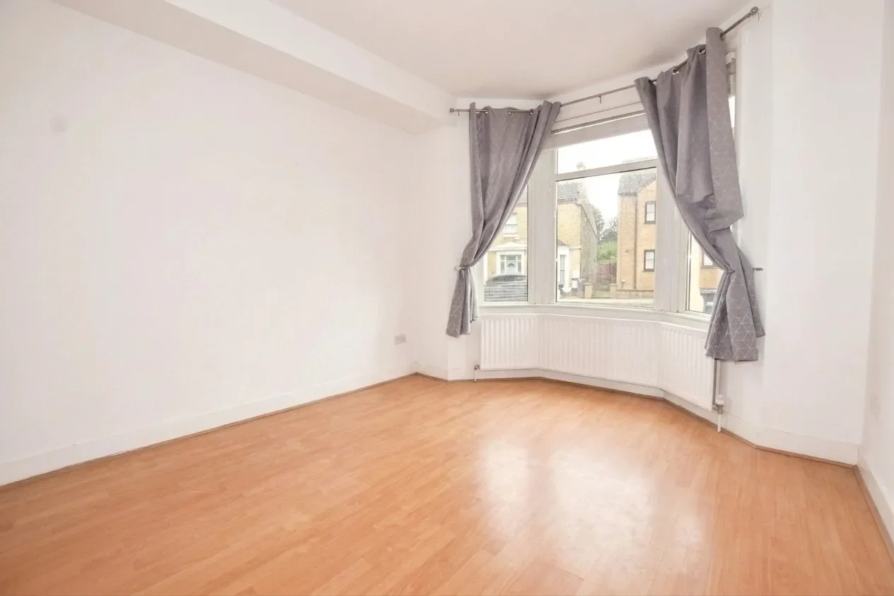 Flat Long Lane in Greater London
