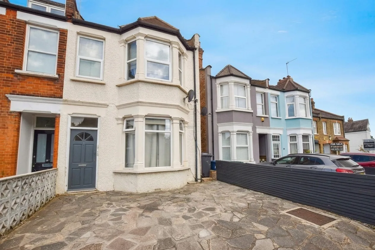Flat Long Lane in Greater London