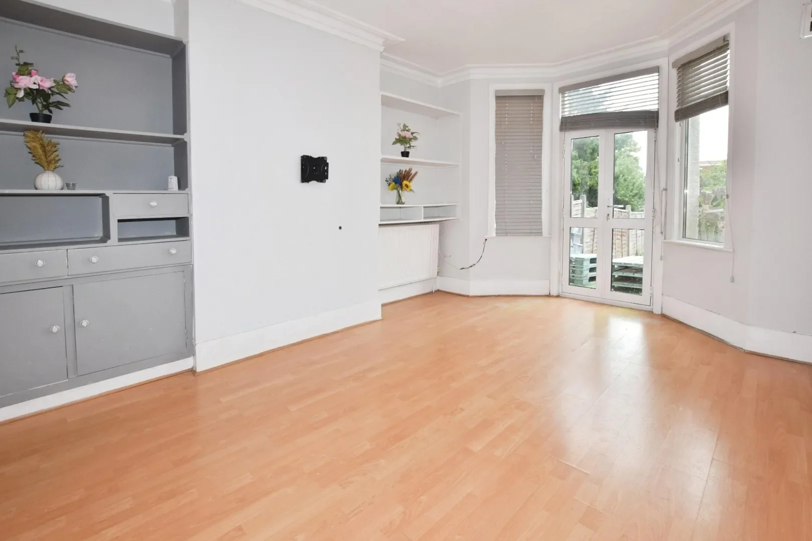 Flat Long Lane in Greater London