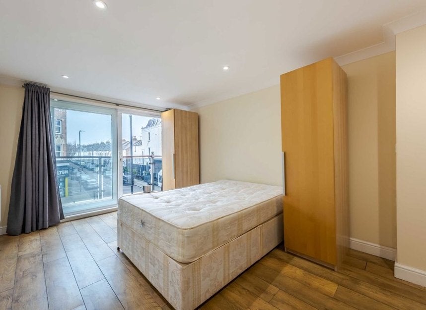 Flat Lavender Hill in Greater London