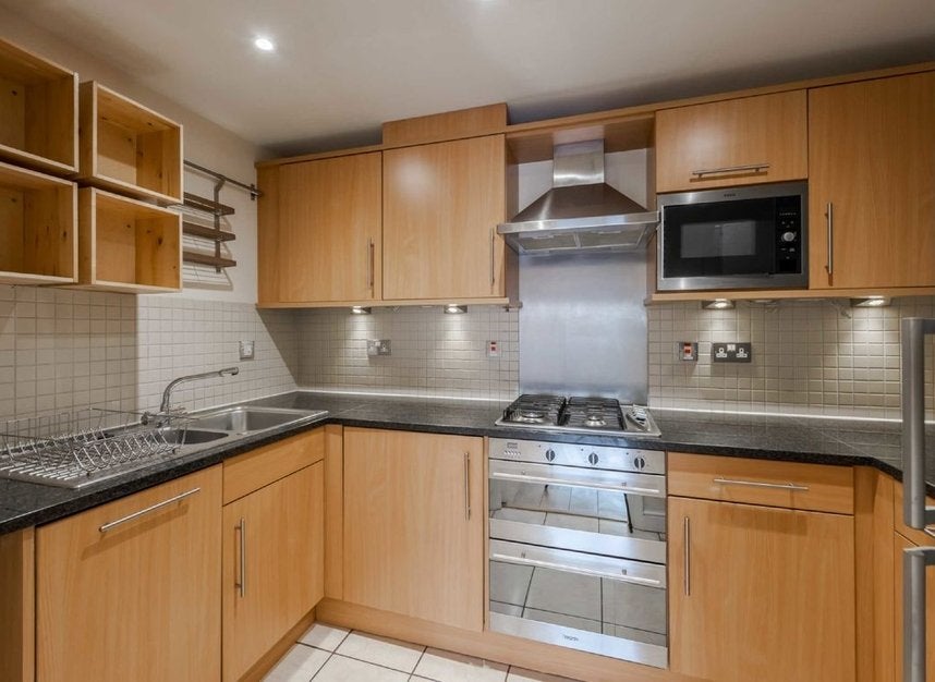 Flat Lavender Hill in Greater London