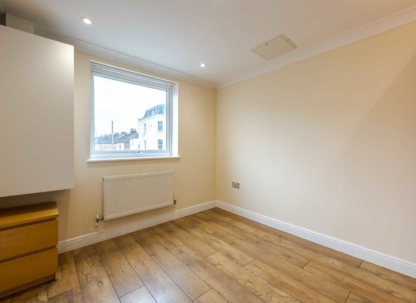 Flat Lavender Hill in Greater London