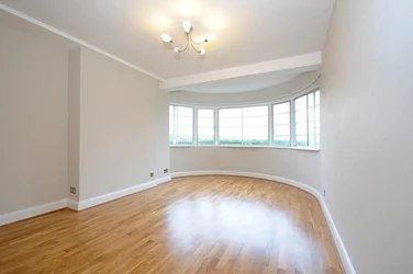 Flat Whitehall Park in Greater London
