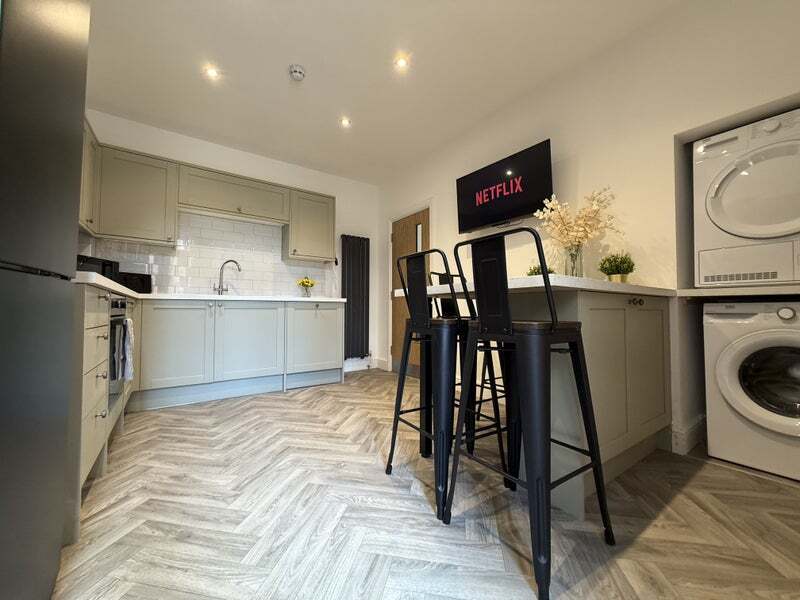 Room Lodge Road in Rugby