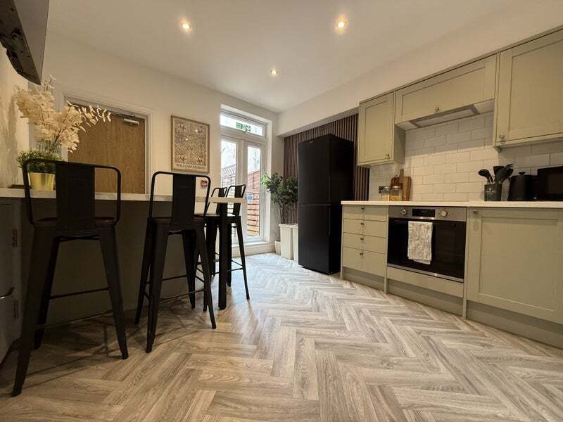 Room Lodge Road in Rugby