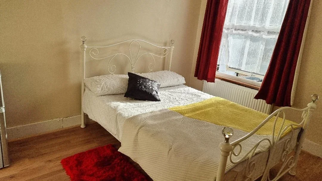 Flat Cobden Road in Greater London