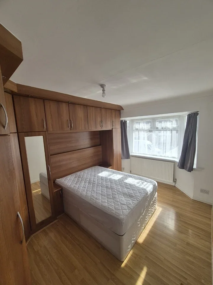 Room George V Way in Greater London