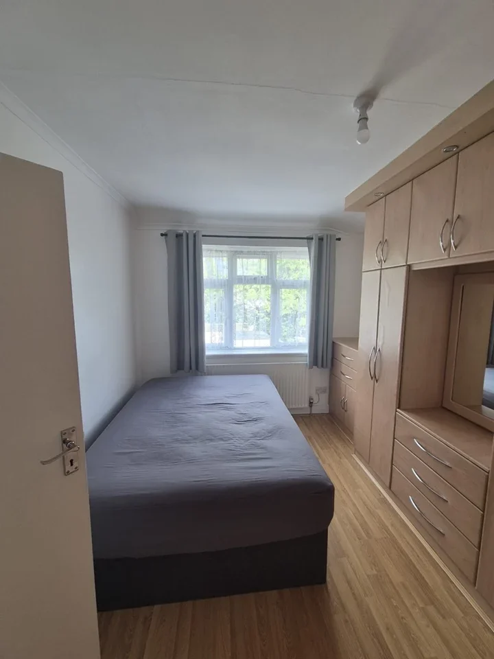 Room George V Way in Greater London