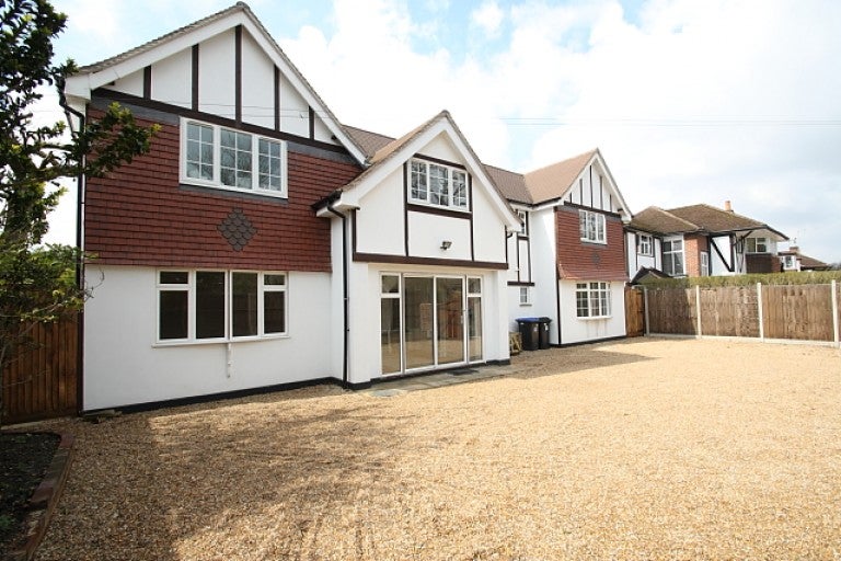 Flat Wych Hill Lane in Woking