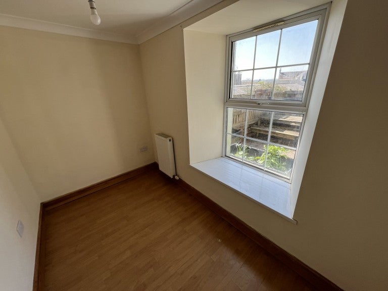 Flat Wellfield Road in Carmarthen