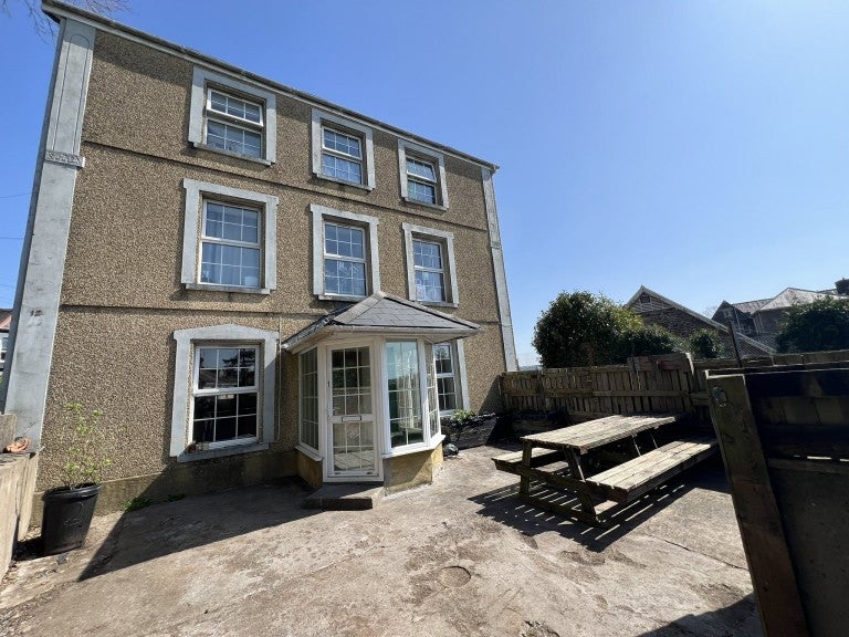 Flat Wellfield Road in Carmarthen