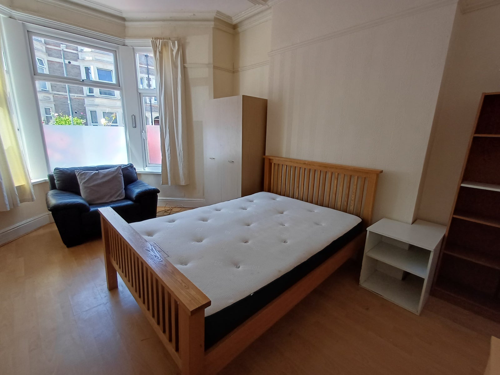 Room Claude Road in Cardiff