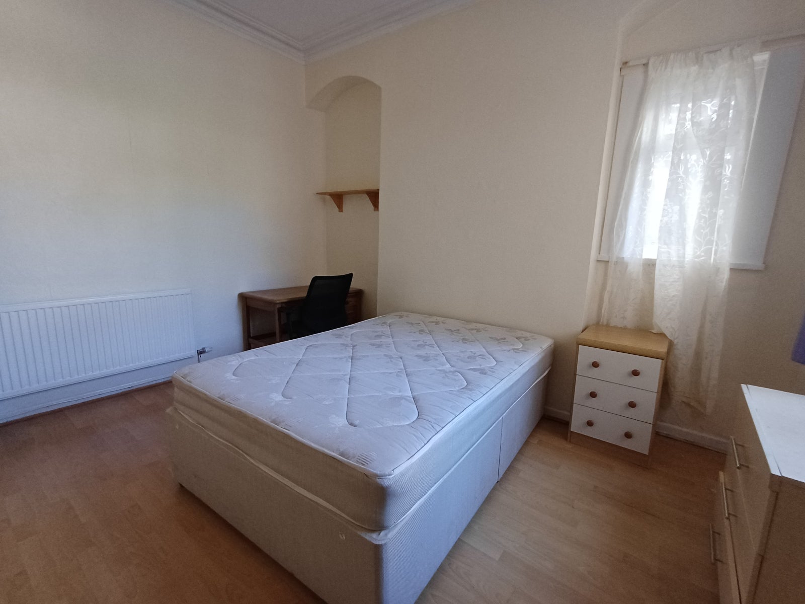 Room Claude Road in Cardiff