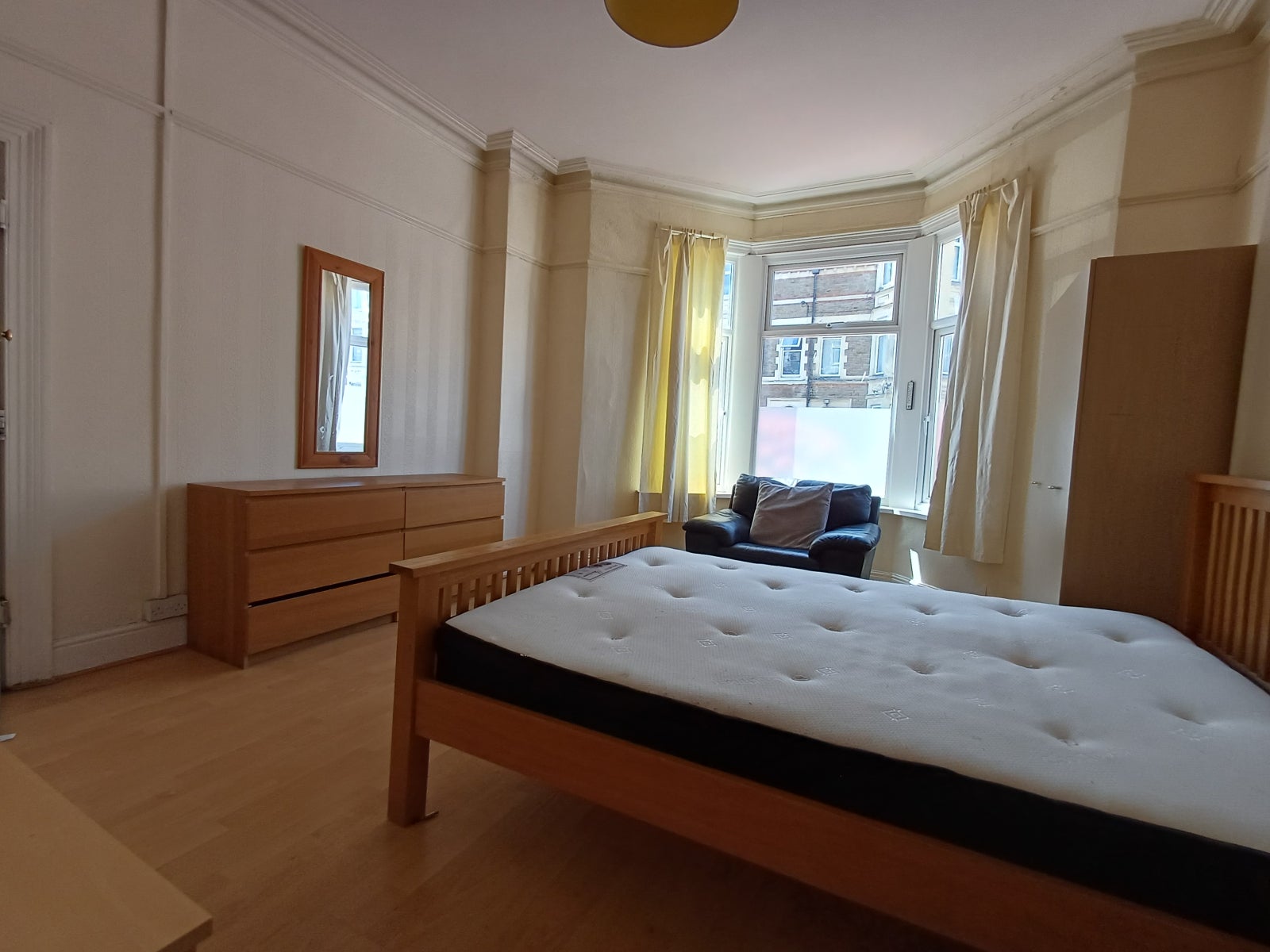 Room Claude Road in Cardiff