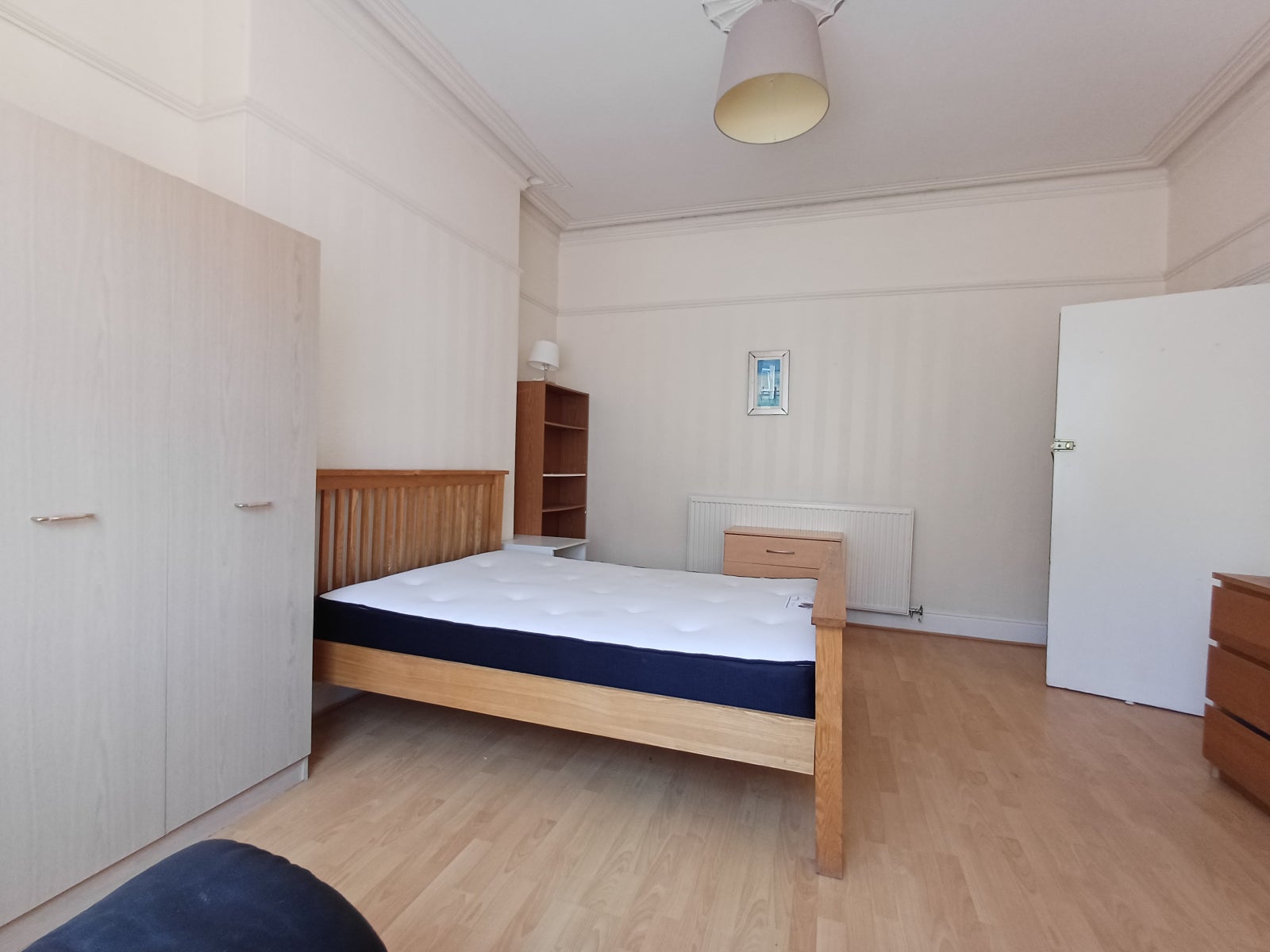 Room Claude Road in Cardiff