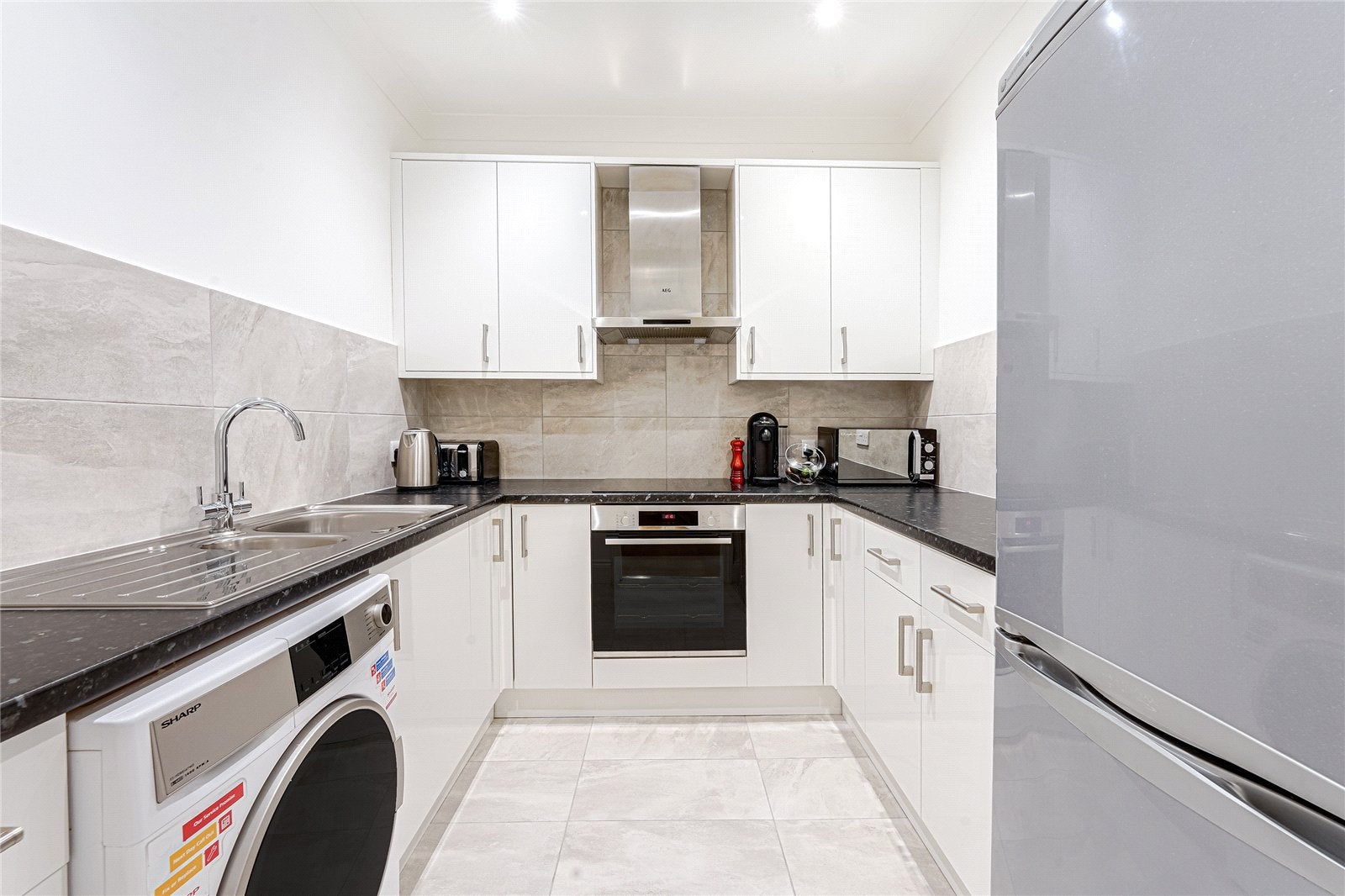 Flat Holland Road in Greater London