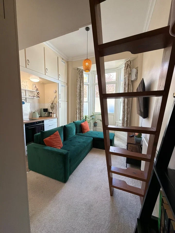 Flat Spencer Hill in Greater London