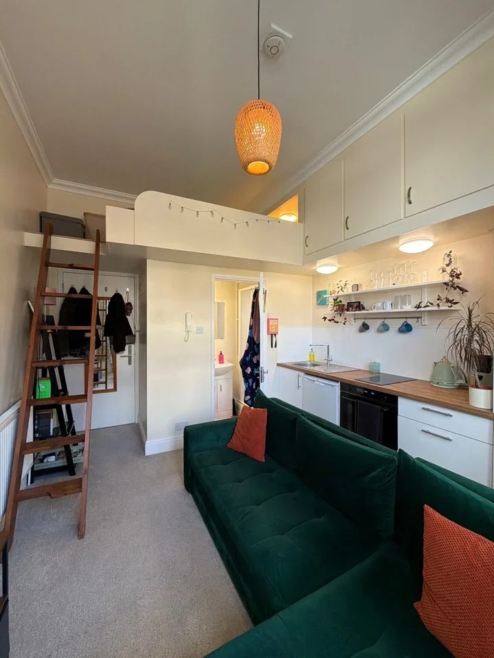 Flat Spencer Hill in Greater London