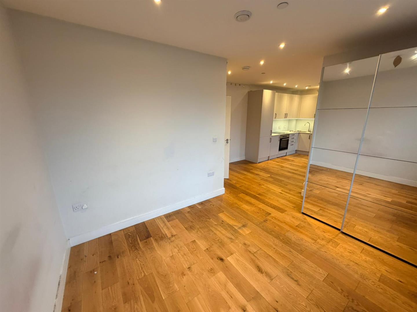 Flat Victoria Road in Greater London