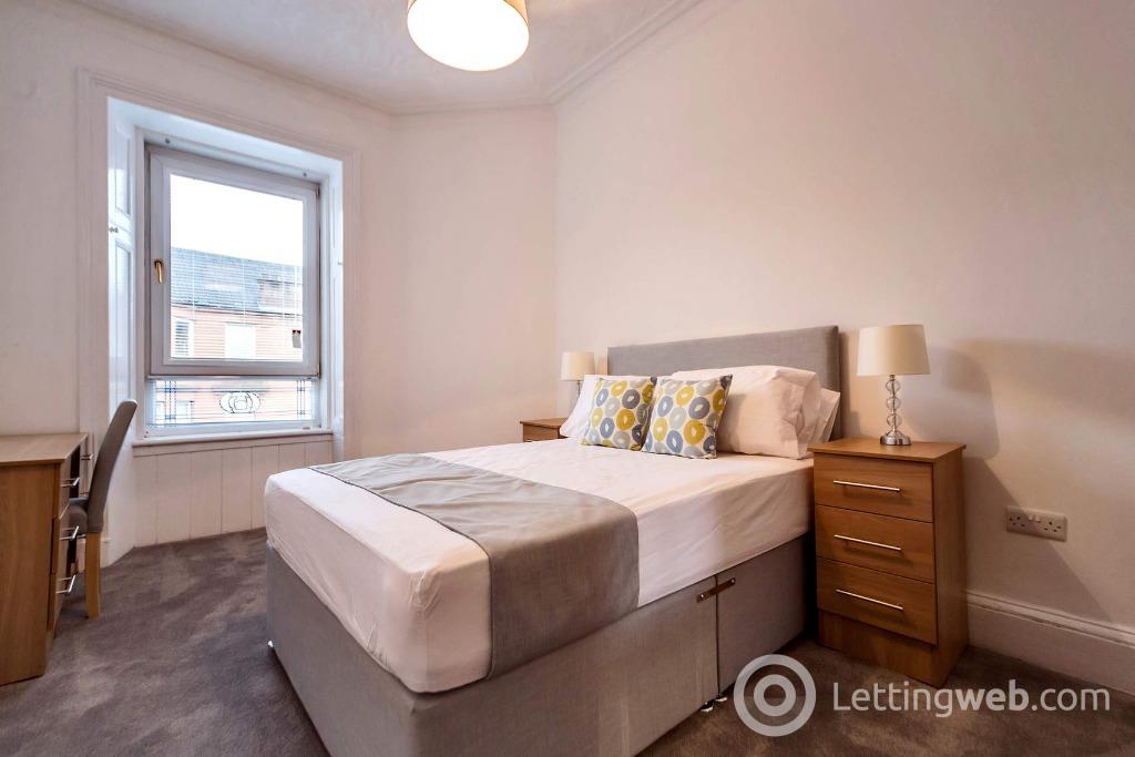 Flat Roslea Drive in Glasgow