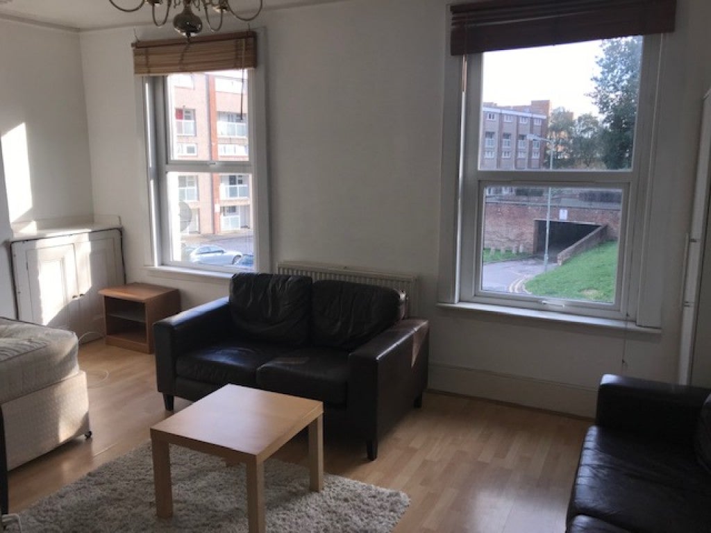 Flat Victoria Road in Greater London
