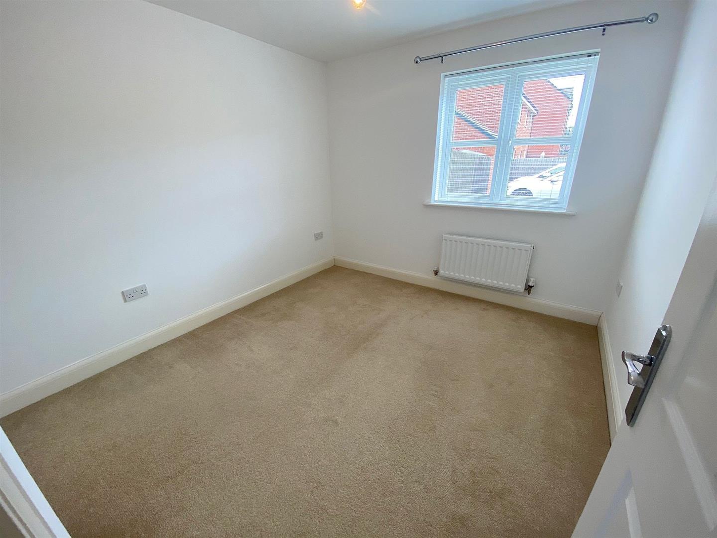 Flat Grenadier Drive in Coventry
