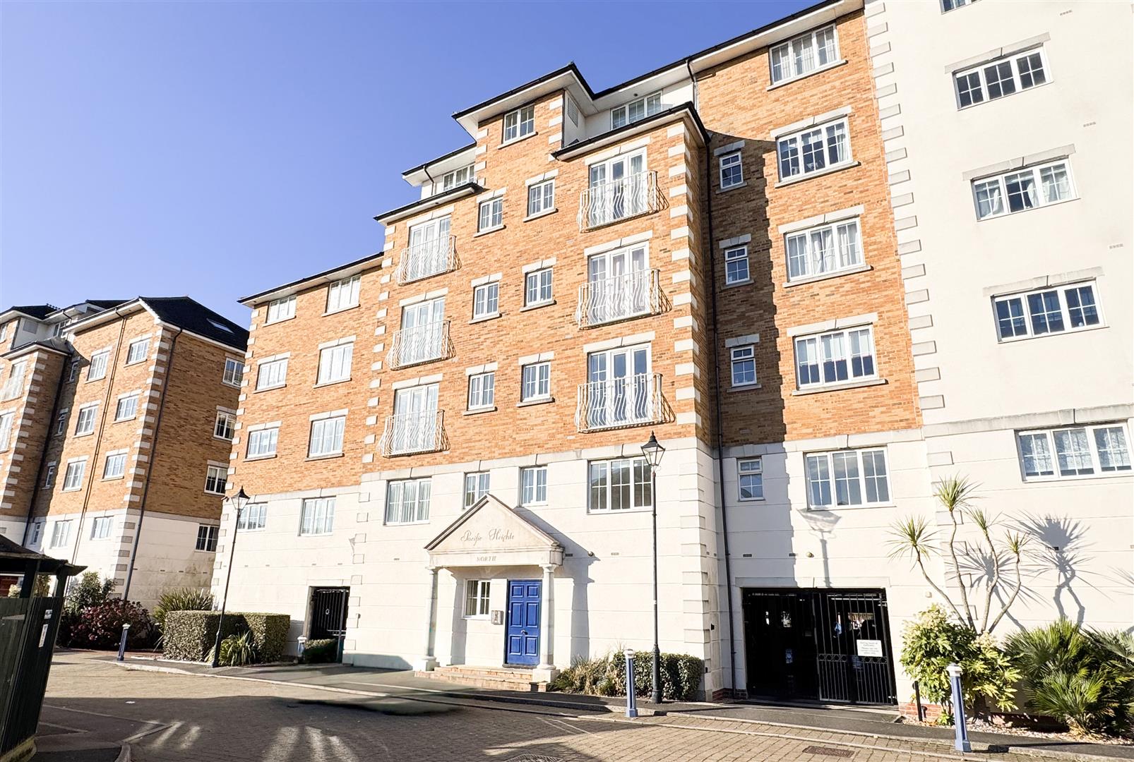 Flat Golden Gate Mews in Eastbourne