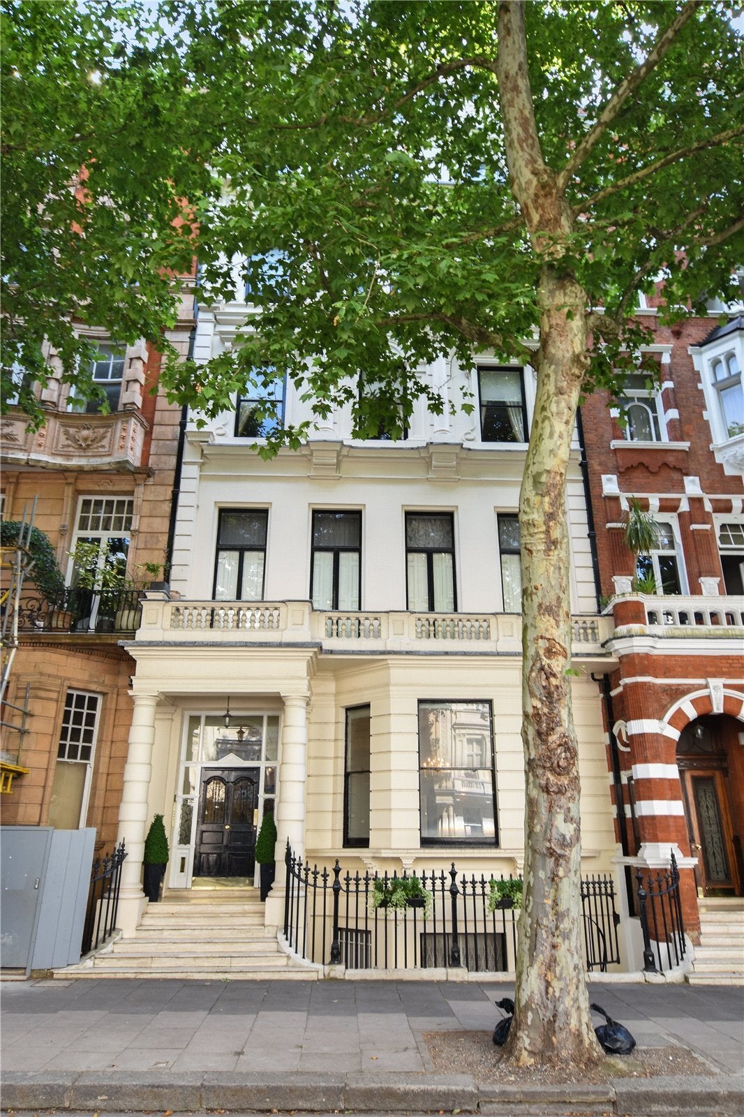 Flat Queen's Gate in City of Westminster