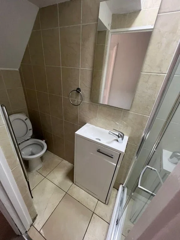 Room Lancelot Avenue in Greater London