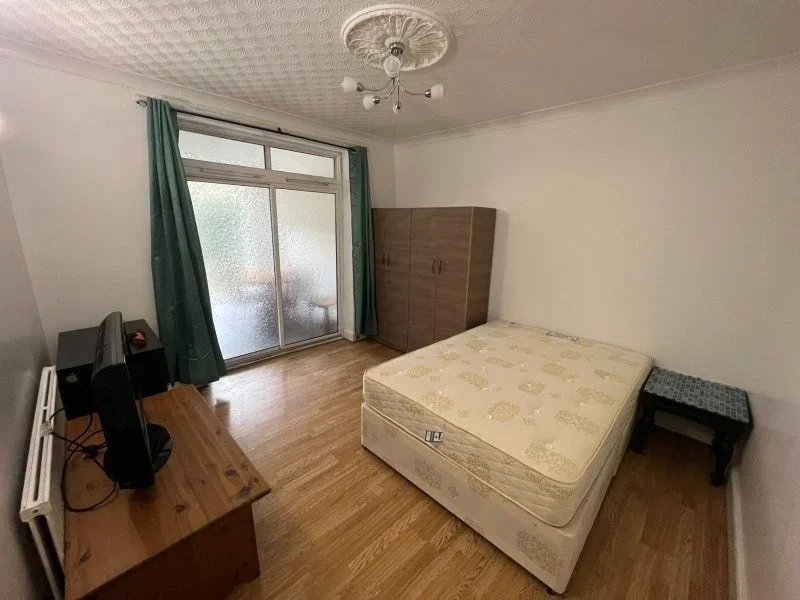 Room Lancelot Avenue in Greater London