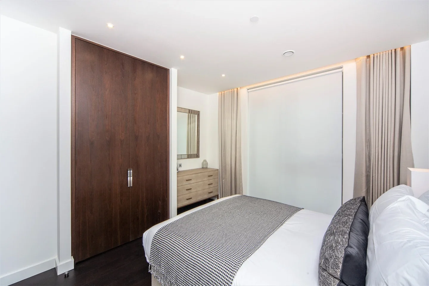 Flat Ponton Road in Greater London