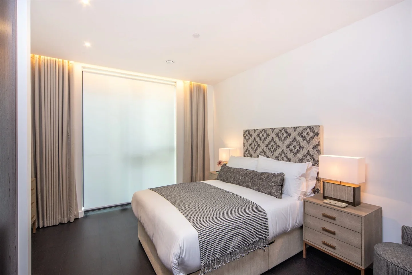 Flat Ponton Road in Greater London