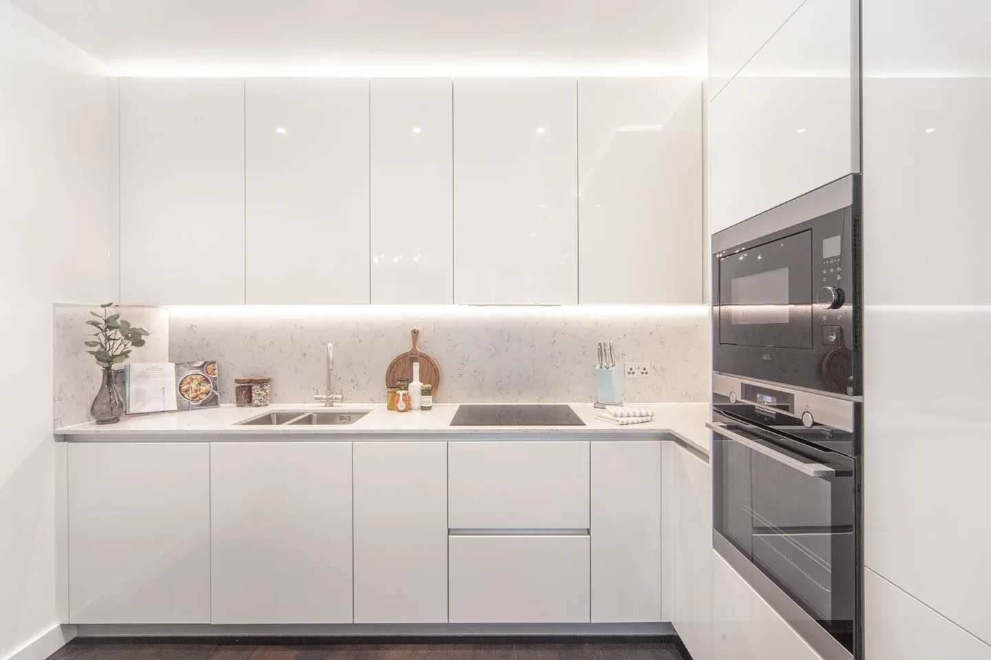 Flat Ponton Road in Greater London