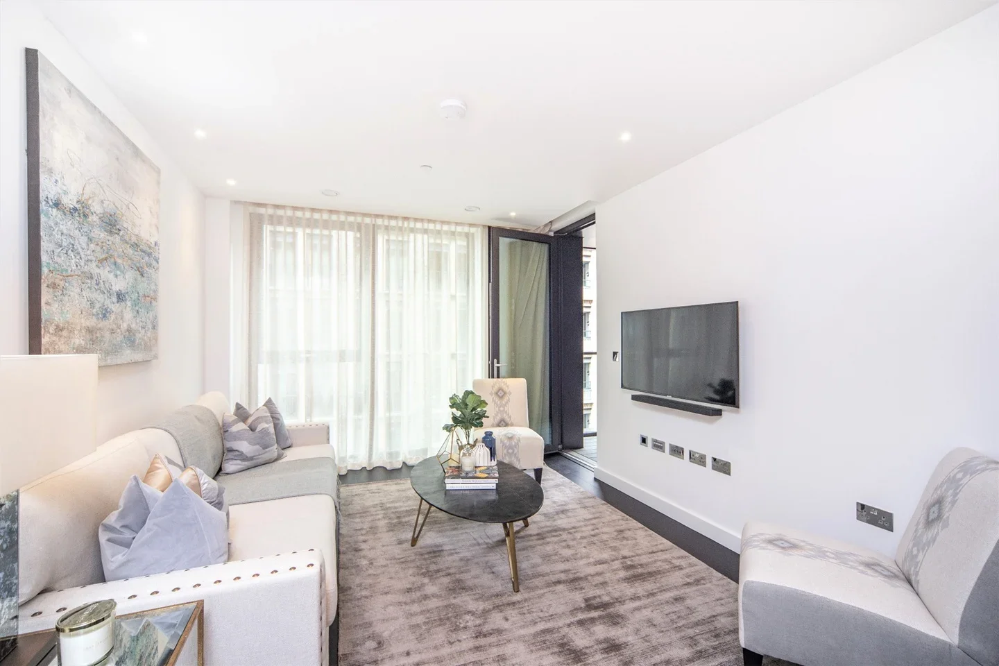 Flat Ponton Road in Greater London