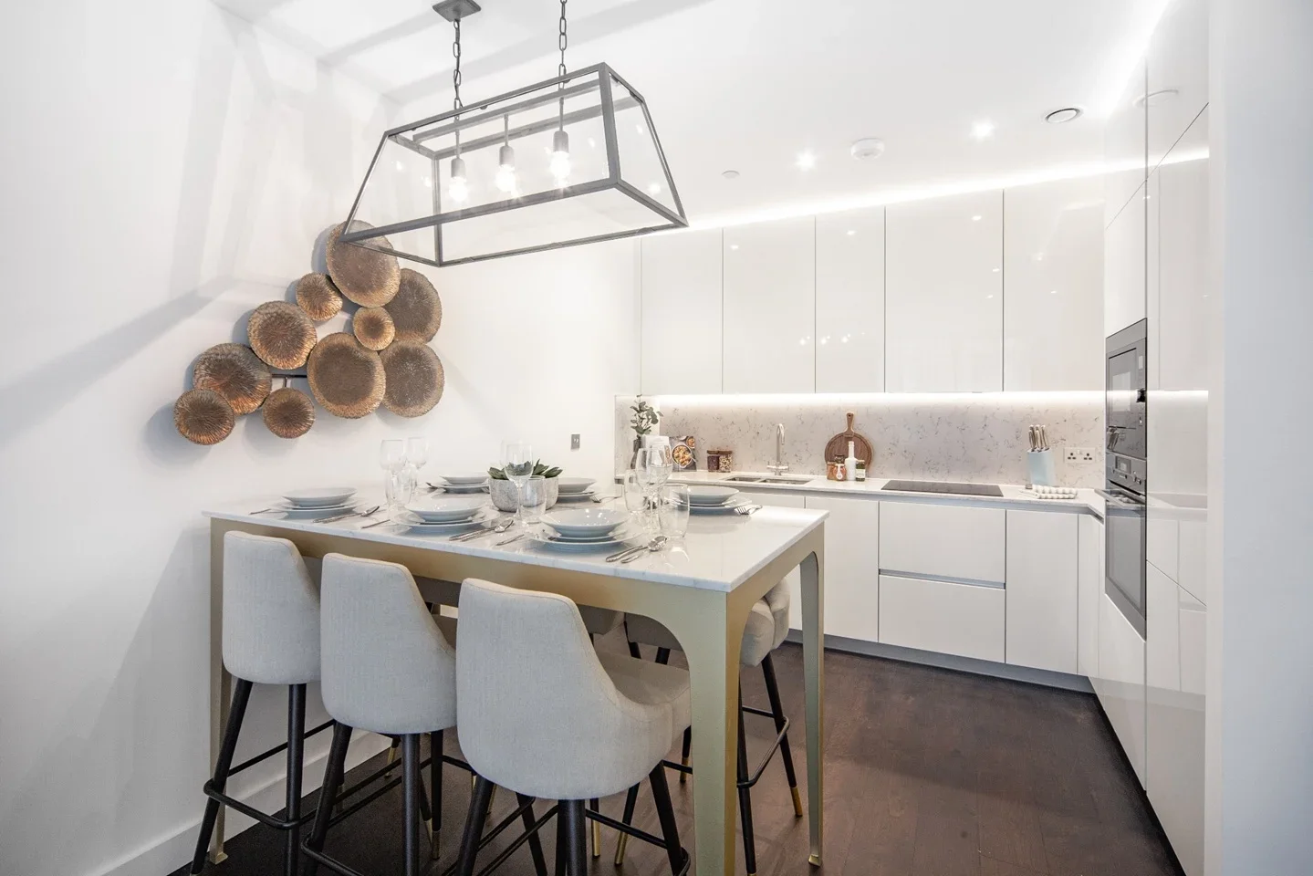 Flat Ponton Road in Greater London
