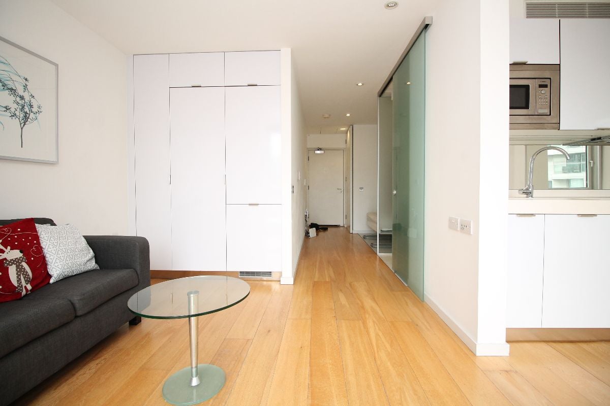 Flat Fairmont Avenue in Greater London