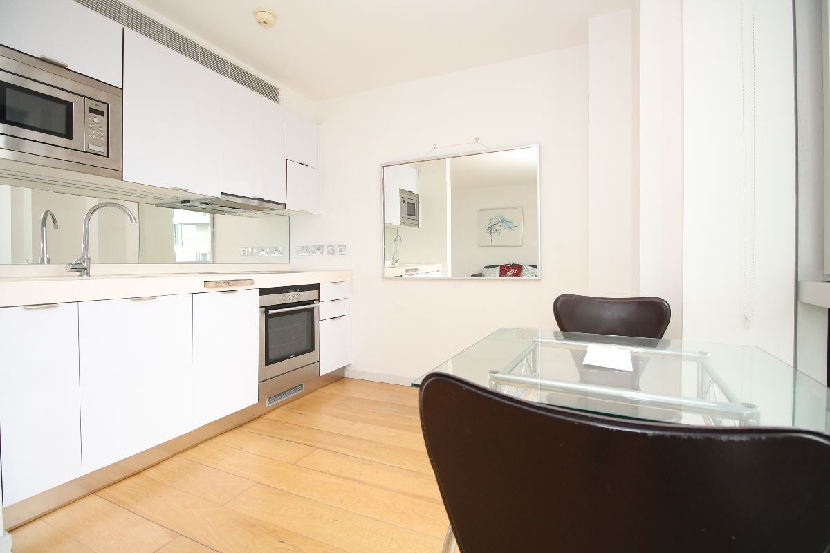 Flat Fairmont Avenue in Greater London