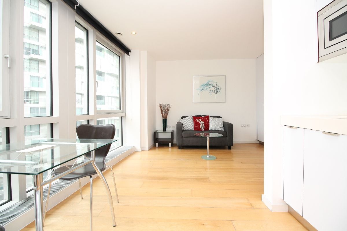 Flat Fairmont Avenue in Greater London
