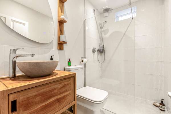 Flat Fawe Park Road in Greater London
