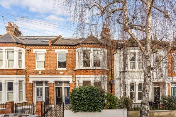 Flat Fawe Park Road in Greater London