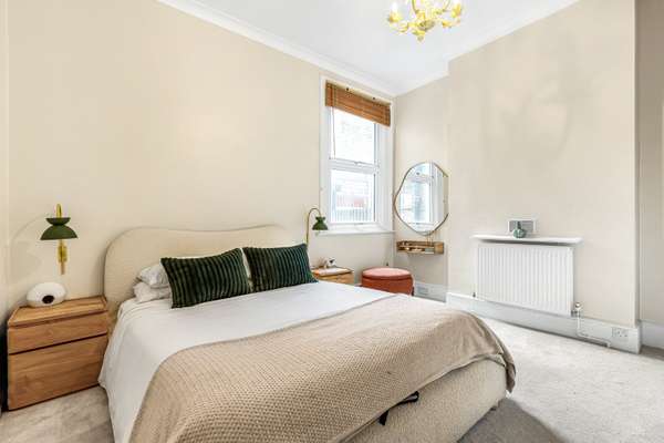 Flat Fawe Park Road in Greater London