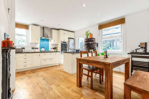 Flat Fawe Park Road in Greater London