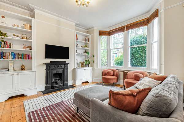 Flat Fawe Park Road in Greater London