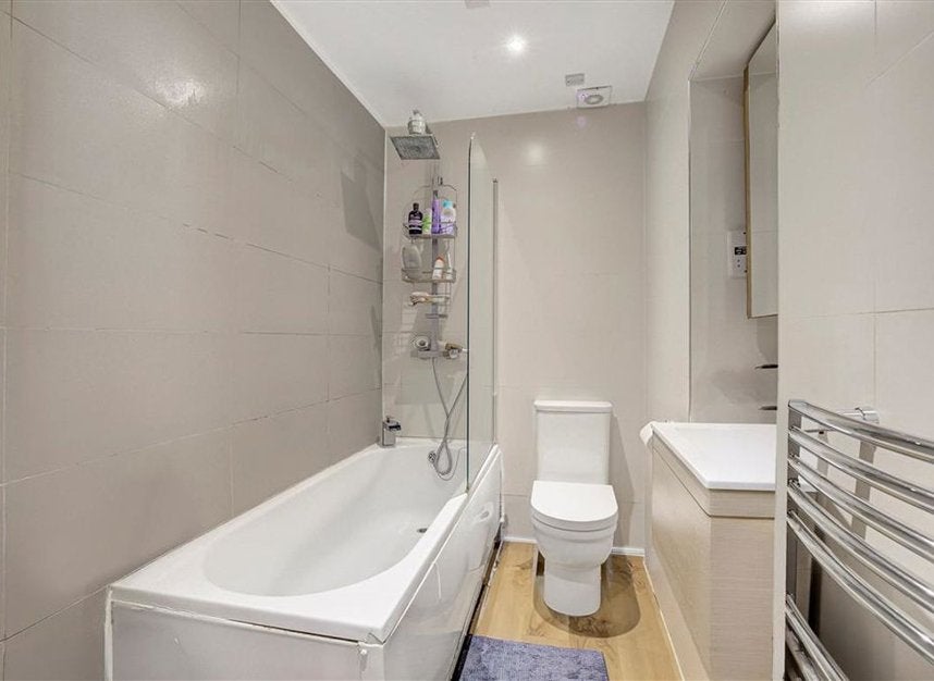Flat Ashburn Gardens in Greater London