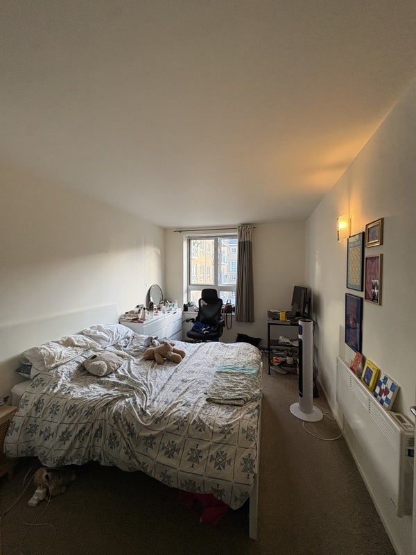 Room Narrow Street in Greater London