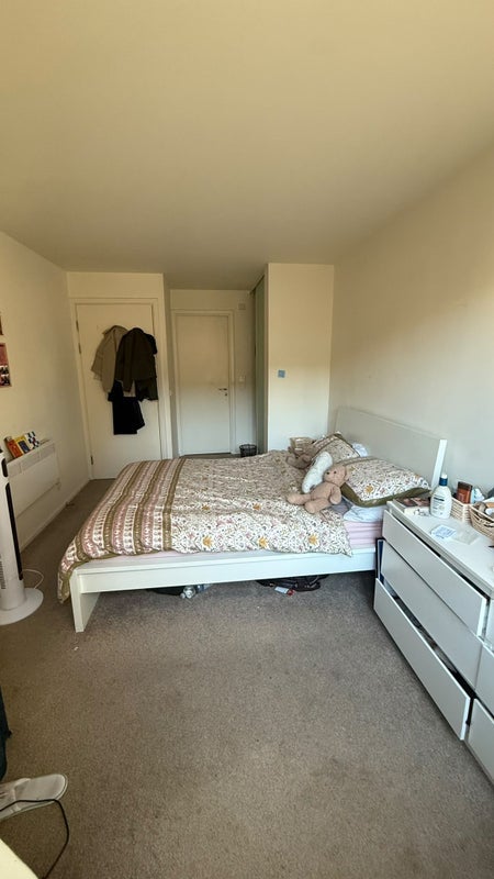 Room Narrow Street in Greater London