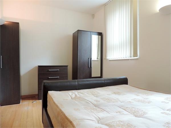 Flat Westferry Road in Greater London