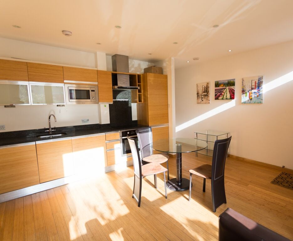 Flat Westferry Road in Greater London